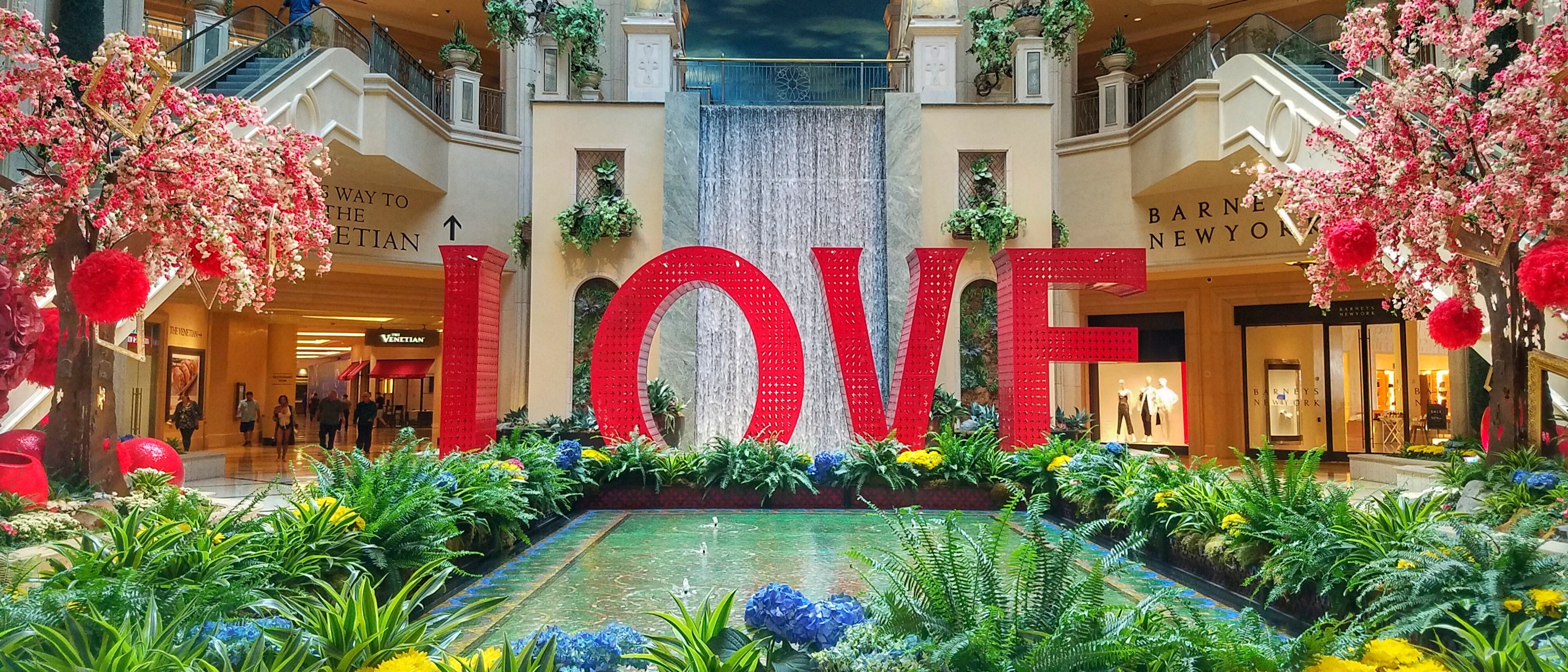 Laura Kimptons Love Sign in Palazzo